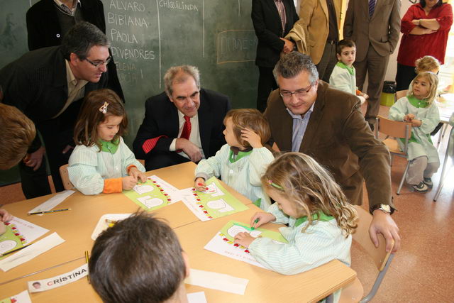 Imagen de la inauguraci&oacute;n oficial de la 'Escola Gav&agrave; Mar' donde se ve el Director de la escuela (Miquel Zurriaga), el Conseller de Educaci&oacute;n (Ernest Maragall) y el alcalde de Gav&agrave; (Joaquim Balsera) (19 de noviembre de 2008)